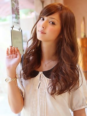 Heart breakingly beautiful gravure idol allures with her big eyes